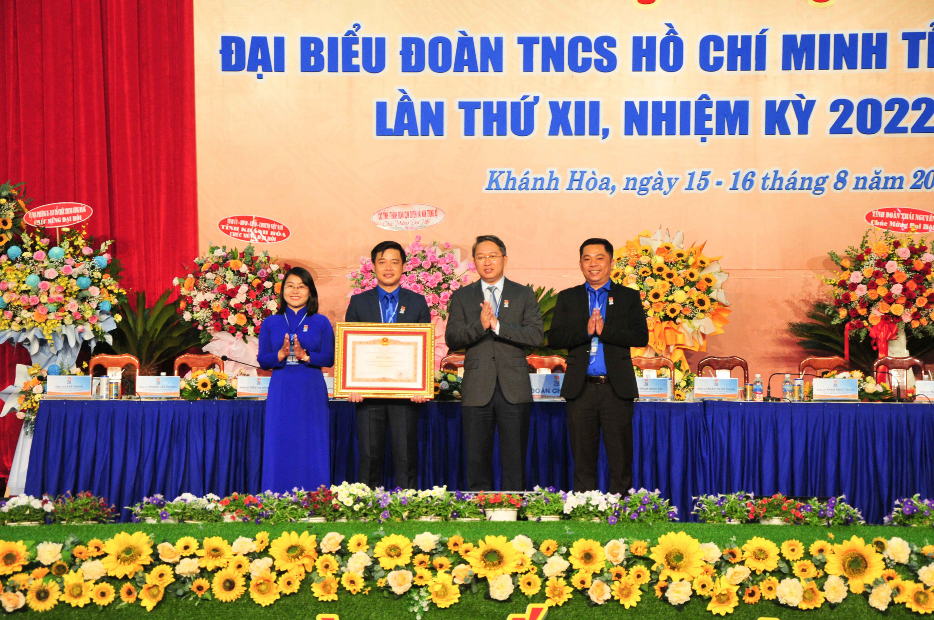 Bí thư Tỉnh uỷ trao bằng khen của Thủ tướng Chính phủ cho Tỉnh đoàn Khánh Hoà