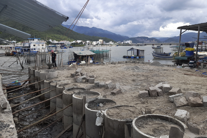 Tái diễn tình trạng đổ đất lấn sông Quán Trường