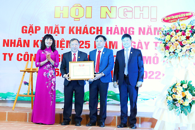 Tập đoàn Công nghiệp Than - Khoán sản Việt Nam tặng bằng khen cho Công ty Công nghiệp hóa chất mỏ Nam Trung Bộ.
