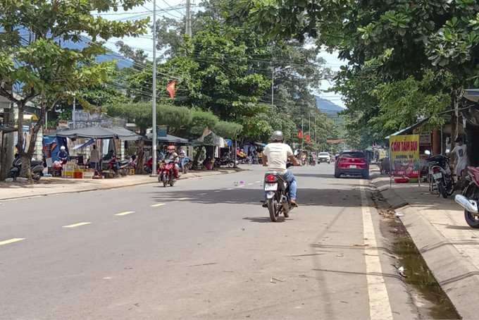 Tuyến đường 2-8, thị trấn Khánh Vĩnh.  