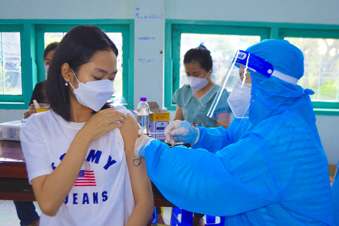 Tiêm vắc xin phòng Covid-19 cho học sinh huyện Diên Khánh.