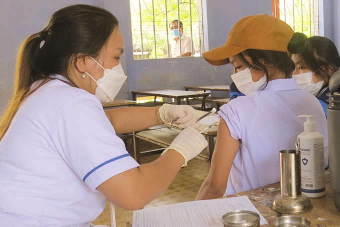 Tiêm vắc xin cho trẻ từ 5 đến 11 tuổi tại huyện Vạn Ninh.