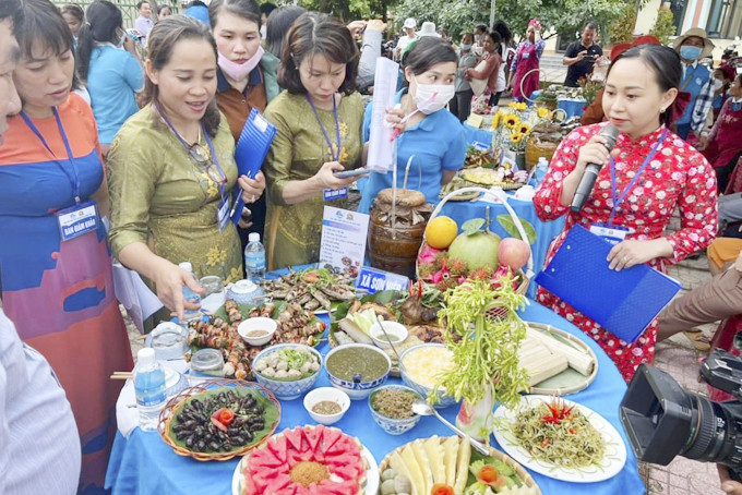Cán bộ, hội viên, phụ nữ huyện Khánh Sơn tham gia hội thi nấu ăn. 