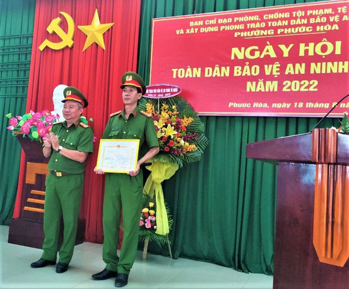 Phường Phước Hòa: Tặng quà cho 62 hộ nhân "Ngày hội toàn dân bảo vệ an ninh Tổ quốc"