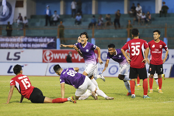 Các cầu thủ Khánh Hòa FC ăn mừng trong một trận thắng trên sân nhà.