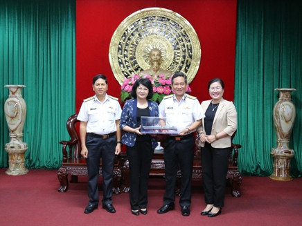 Chuẩn Đô đốc Nguyễn Đình Hùng và Chuẩn Đô đốc Ngô Văn Thuân tặng quà lưu niệm cho đoàn công tác.