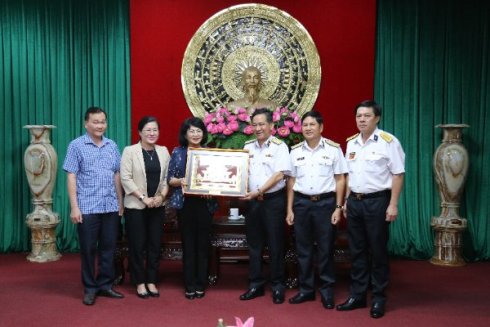 Đoàn công tác tặng quà lưu niệm cho Vùng 4 Hải quân.
