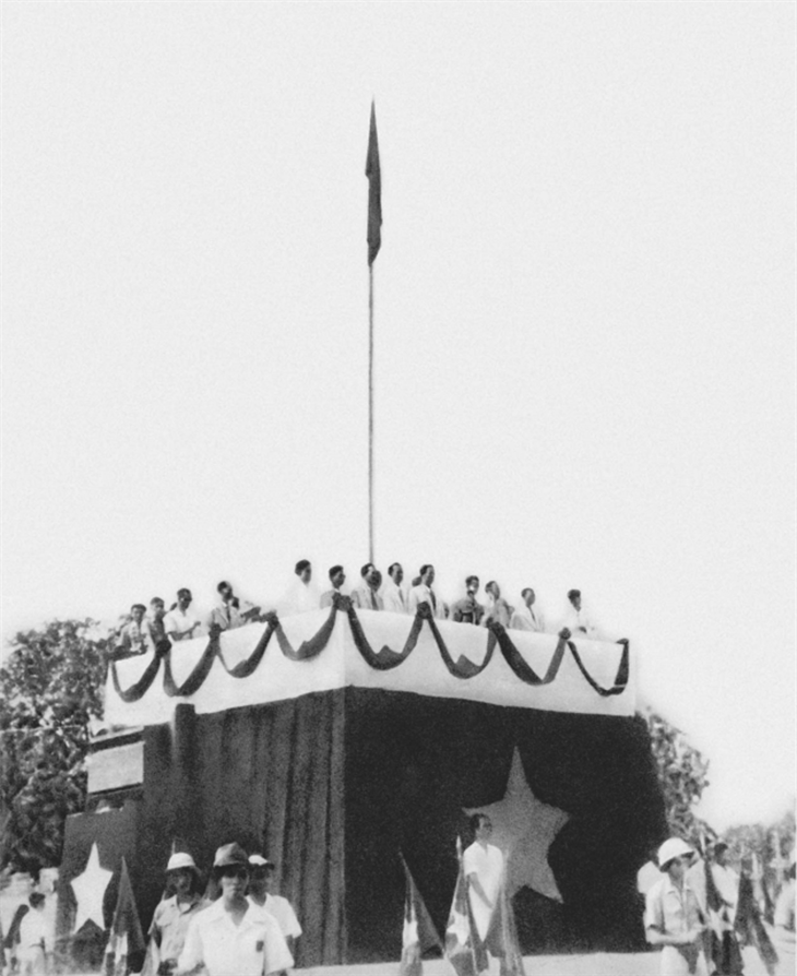 Ngày 2-9-1945, tại Quảng trường Ba Đình (Hà Nội), Chủ tịch Hồ Chí Minh đọc Tuyên ngôn Độc lập, khai sinh ra nước Việt Nam Dân chủ Cộng hòa, mở ra kỷ nguyên mới cho lịch sử dân tộc. Ảnh: Tư liệu