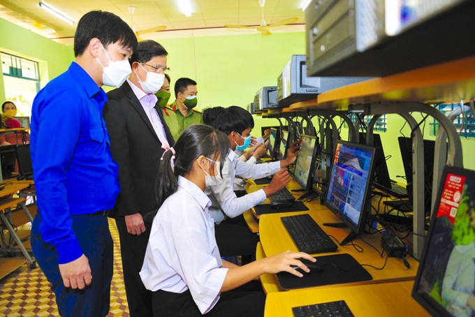 Công trình phòng máy tính  "Nâng bước tương lai " do Tỉnh đoàn - Hội Liên hiệp Thanh niên Việt Nam tỉnh và Công an tỉnh hỗ trợ cho Trường THPT Khánh Sơn.