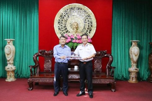 Chuẩn Đô đốc Nguyễn Đình Hùng tặng quà lưu niệm cho đoàn công tác.