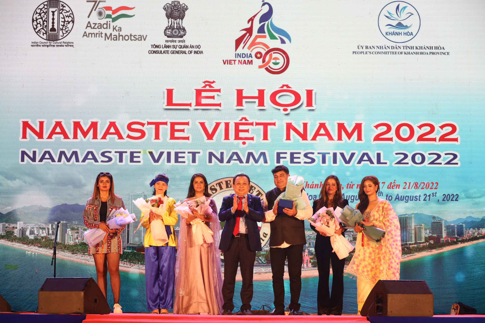 Ông Lê Hữu Hoàng tặng hoa cảm ơn các nghệ sĩ đã tham gia chương trình nghệ thuật. 