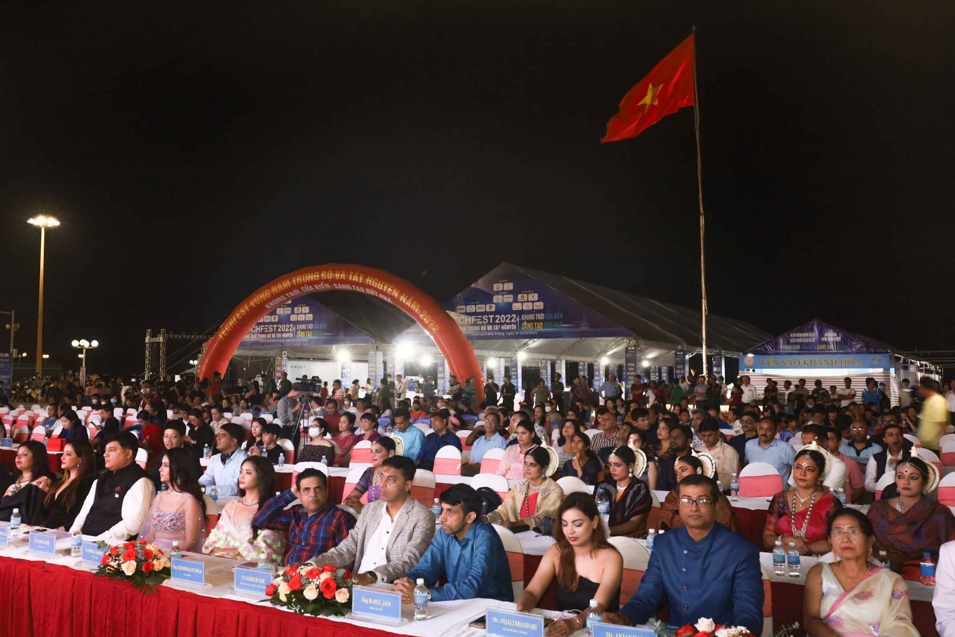 Các vị khách đến từ đất nước Ấn Độ tham gia chương trình với mong muốn được giao lưu, tìm hiểu về văn hóa, kinh tế, xã hội của tỉnh Khánh Hòa. 