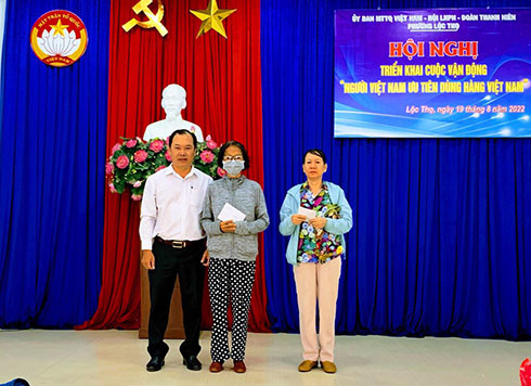 Đại diện UBMTTQ Việt Nam phường Lộc Thọ trao quà cho các hộ dân