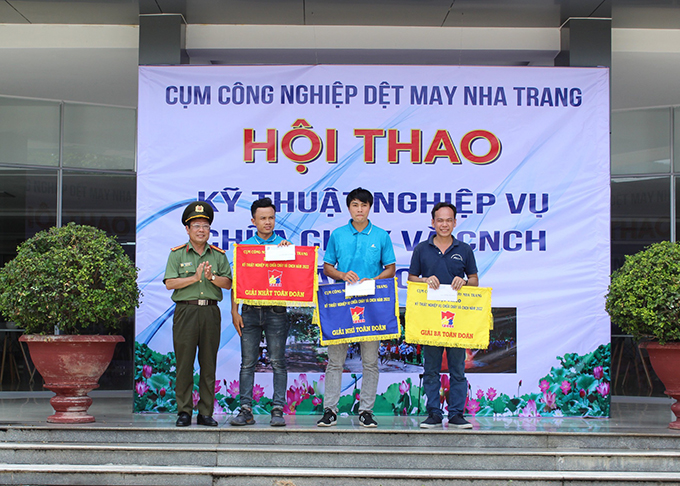 Đại tá Nguyễn Văn Ngàn - Phó Giám đốc Công an tỉnh trao giải toàn đoàn cho các đội thi đạt thành tích cao 