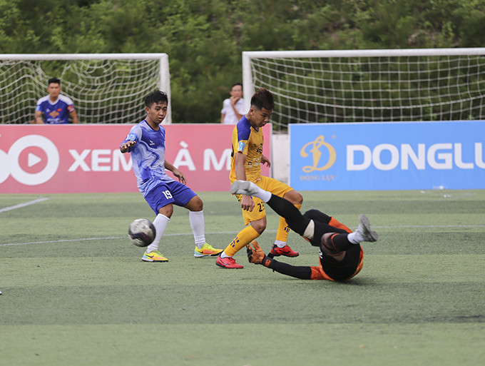 Trận đấu giữa Olympic Gym (áo vàng) gặp Phủi Phú Yên (áo xanh).