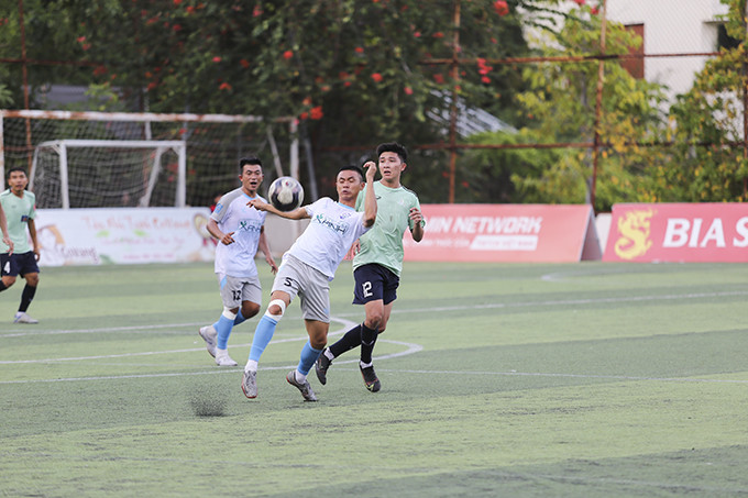 Trận đấu giữa Thành Thành FC (áo xanh nhạt) gặp Đồng Đế Khánh Hòa (áo trắng).