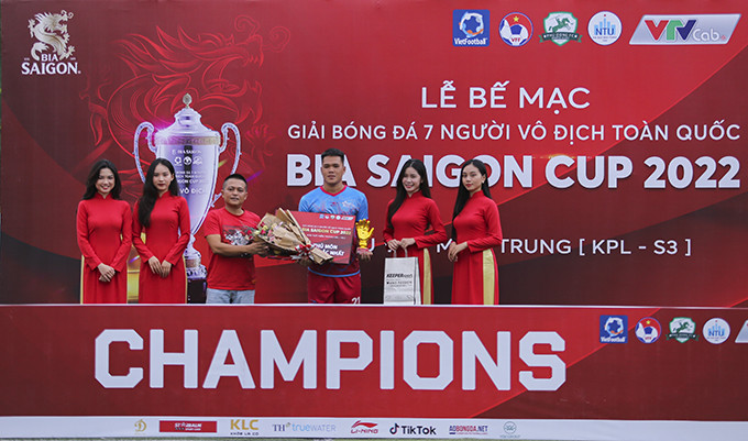 Nguyễn Văn Hân (Vạn Tín) đoạt danh hiệu thủ môn xuất sắc giải đấu.