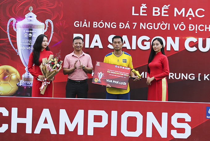 Cầu thủ Diệp Tư Huy (Vạn Tín) đoạt danh hiệu vua phá lưới.