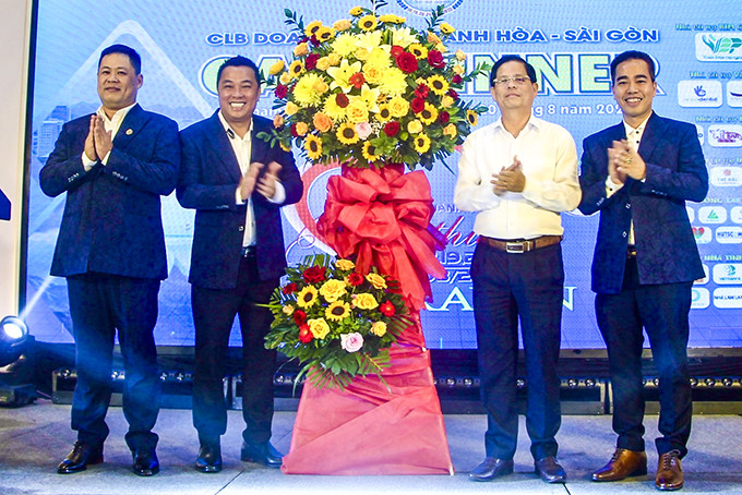 Ông Nguyễn Tấn Tuân tặng hoa chúc mừng Ban tổ chức chương trình caravan.
