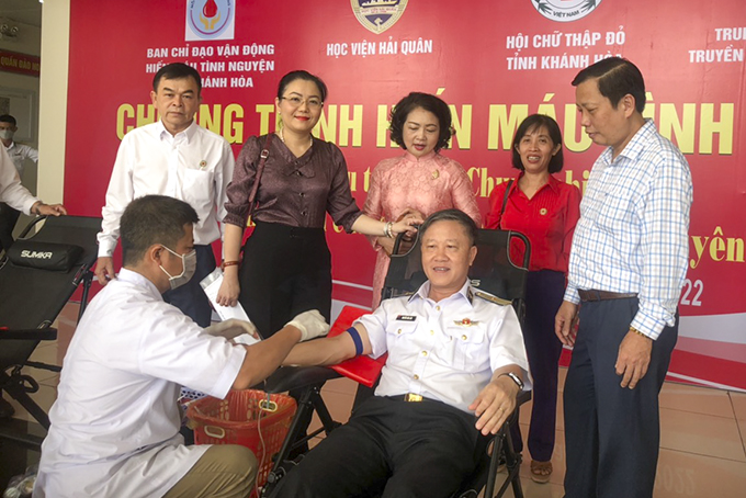 Gần 900 người tham gia hiến máu tình nguyện