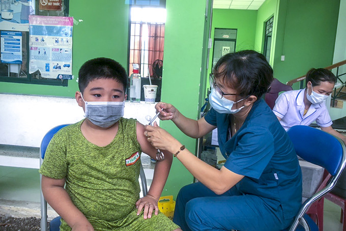 Tiêm vắc xin phòng Covid-19 cho trẻ từ 5 đến dưới 12 tuổi ở xã Vĩnh Thái, TP. Nha Trang.