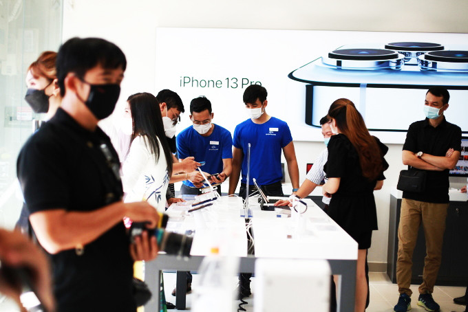  Một Apple Mono Store trong đợt mở bán iPhone 13 tại Việt Nam.