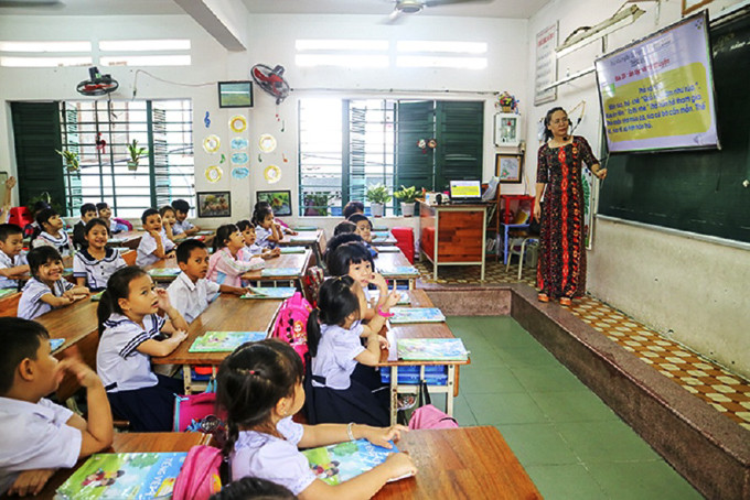 Ứng dụng hiệu quả công nghệ thông tin vào giảng dạy mang lại các tiết học sinh động hơn cho học sinh.  Trong ảnh: Một tiết học ở Trường Tiểu học Vạn Thạnh,  TP. Nha Trang.