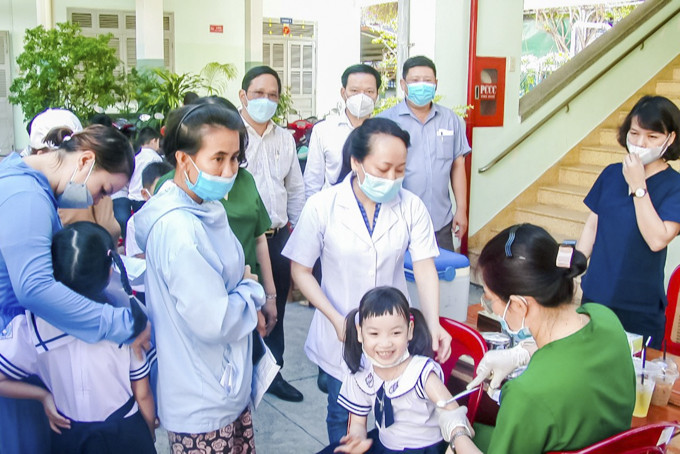 Tiêm vắc xin phòng Covid-19 cho học sinh Trường Tiểu học Phương Sài (Nha Trang) sáng 22-8. 