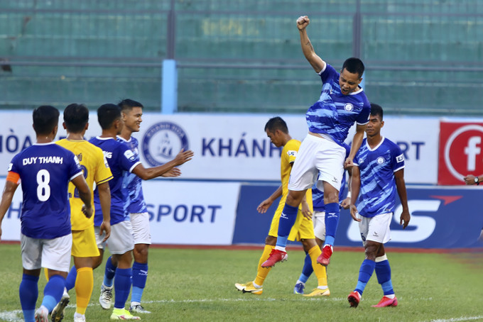 Pha ăn mừng bàn thắng của các cầu thủ Khánh Hòa FC trong trận đấu với Đắk Lắk.