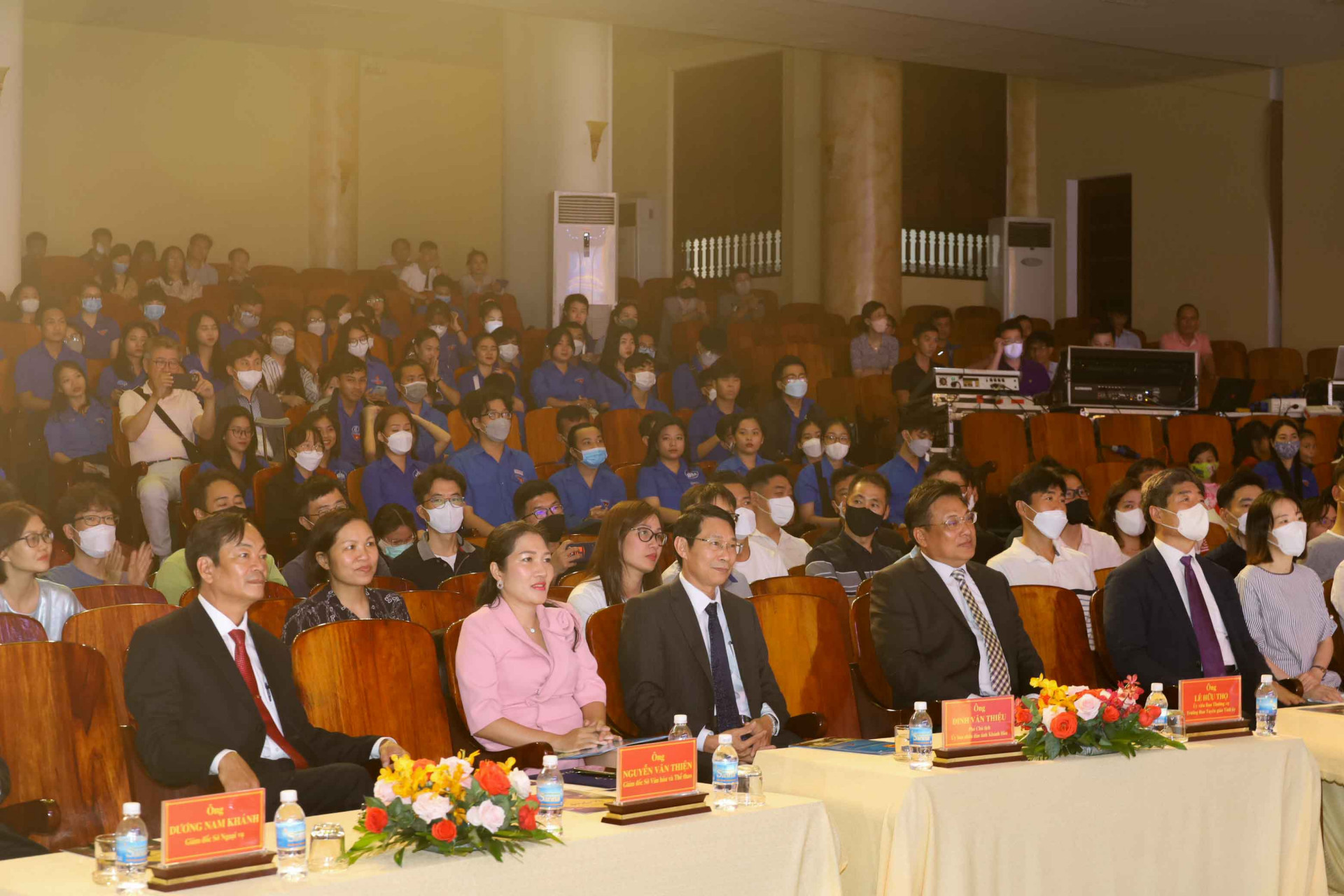Các đại biểu đến tham dự chương trình giao lưu nghệ thuật giữa tỉnh Khánh Hòa với TP. Ulsan. 