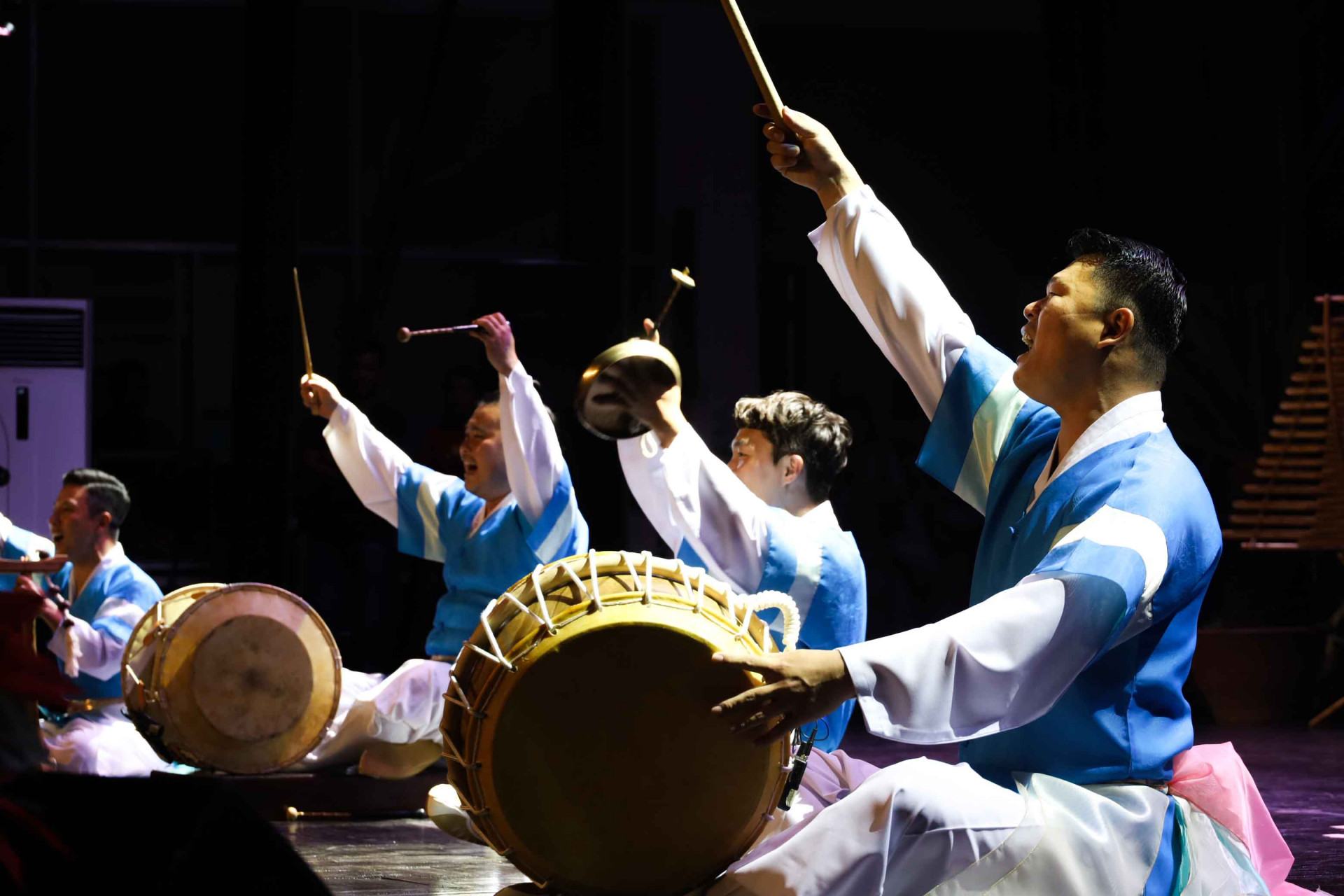 Màn biểu diễn các nhạc cụ bộ gõ truyền thống của đất nước Hàn Quốc mở đầu chương trình thể hiện niềm hy vọng cho sự hòa hợp. 