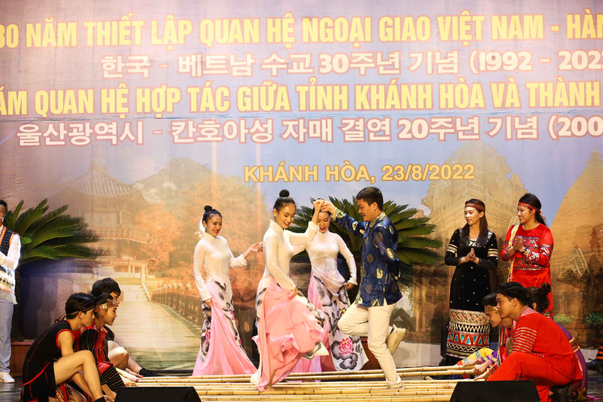 Điệu múa sạp truyền thống của đất nước Việt Nam được các nghệ sĩ của Đoàn ca múa nhạc Hải Đăng biểu diễn. 