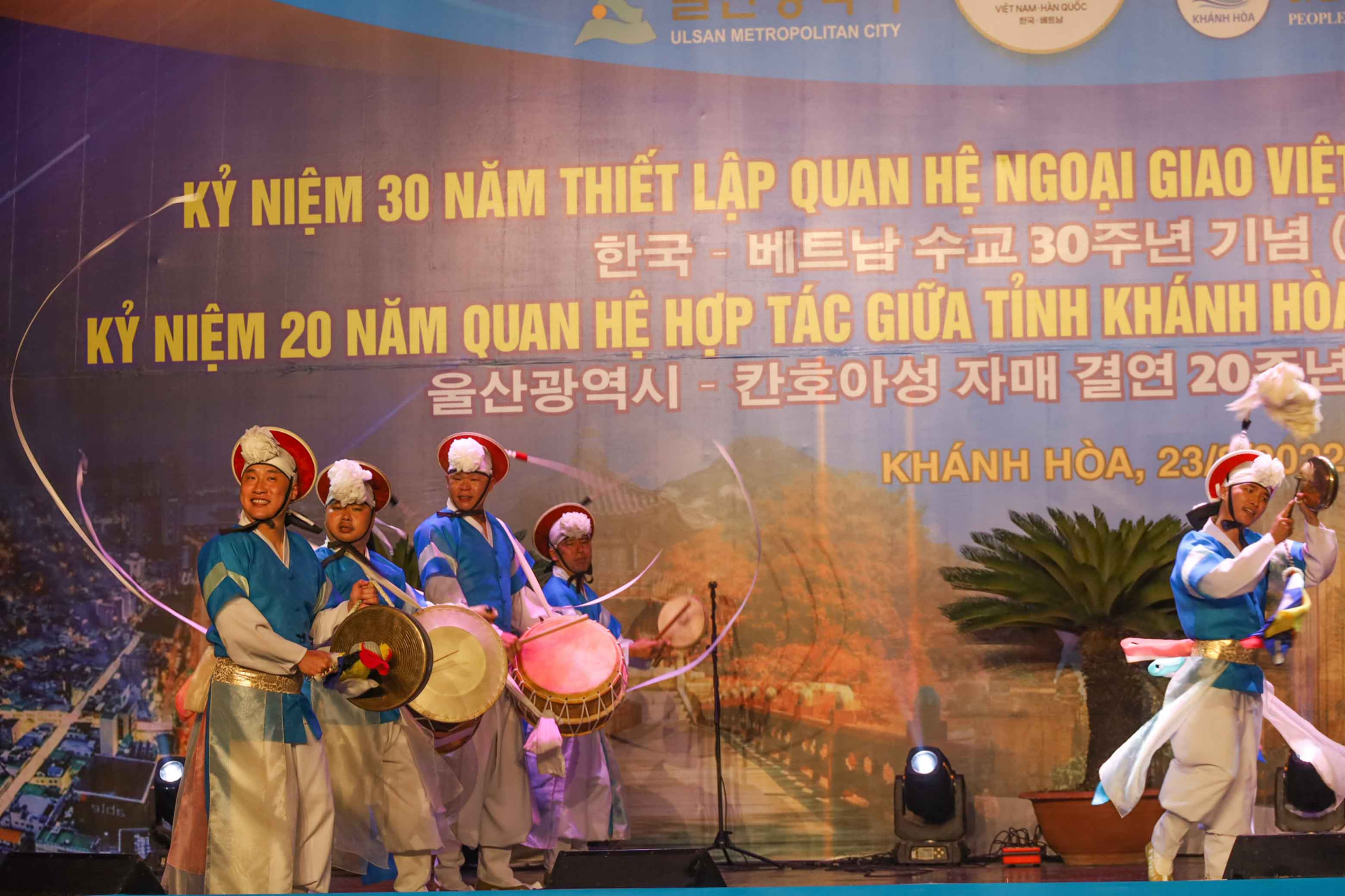 Các nghệ sĩ TP. Ulsan biểu diễn nhạc cụ dân tộc kết hợp với các đạo cụ và vũ đạo độc đáo. 