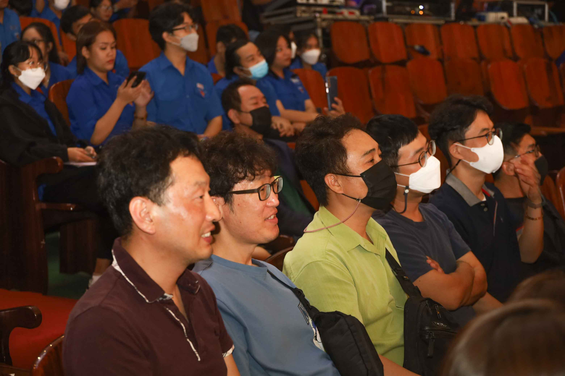Nhiều khán giả người Hàn Quốc đang sinh sống, làm việc ở Khánh Hòa đã đến xem chương trình.