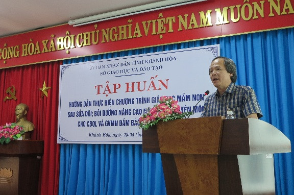 Ông Đỗ Hữu Quỳnh - Phó Giám đốc Sở Giáo dục và Đào tạo Khánh Hòa phát biểu chỉ đạo tại buổi tập huấn. 