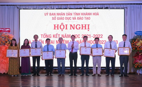 Ông Đinh Văn Thiệu trao danh hiệu Tập thể lao động xuất sắc cho một số tập thể. 