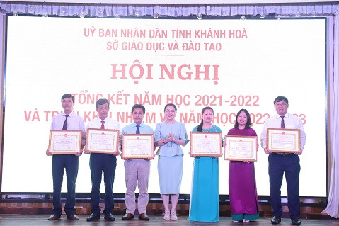 Bà Phạm Thị Xuân Trang trao bằng khen của UBND tỉnh cho 6 tập thể. 
