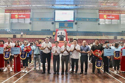 Ban tổ chức tặng cờ lưu niệm cho các đơn vị tham gia hội thao.