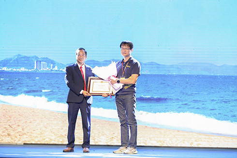 Ông Nguyễn Văn Thiện, Giám đốc Sở Văn hóa và Thể thao Khánh Hòa tặng giấy khen cho Ban tổ chức giải.