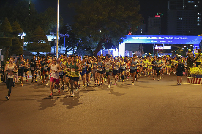 Các vận động viên thi đấu cự ly 21 km xuất phát.