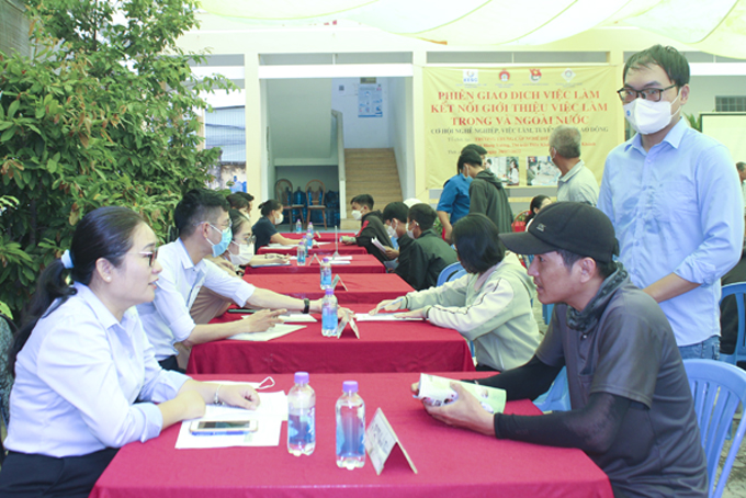 Chú trọng phát triển thị trường lao động