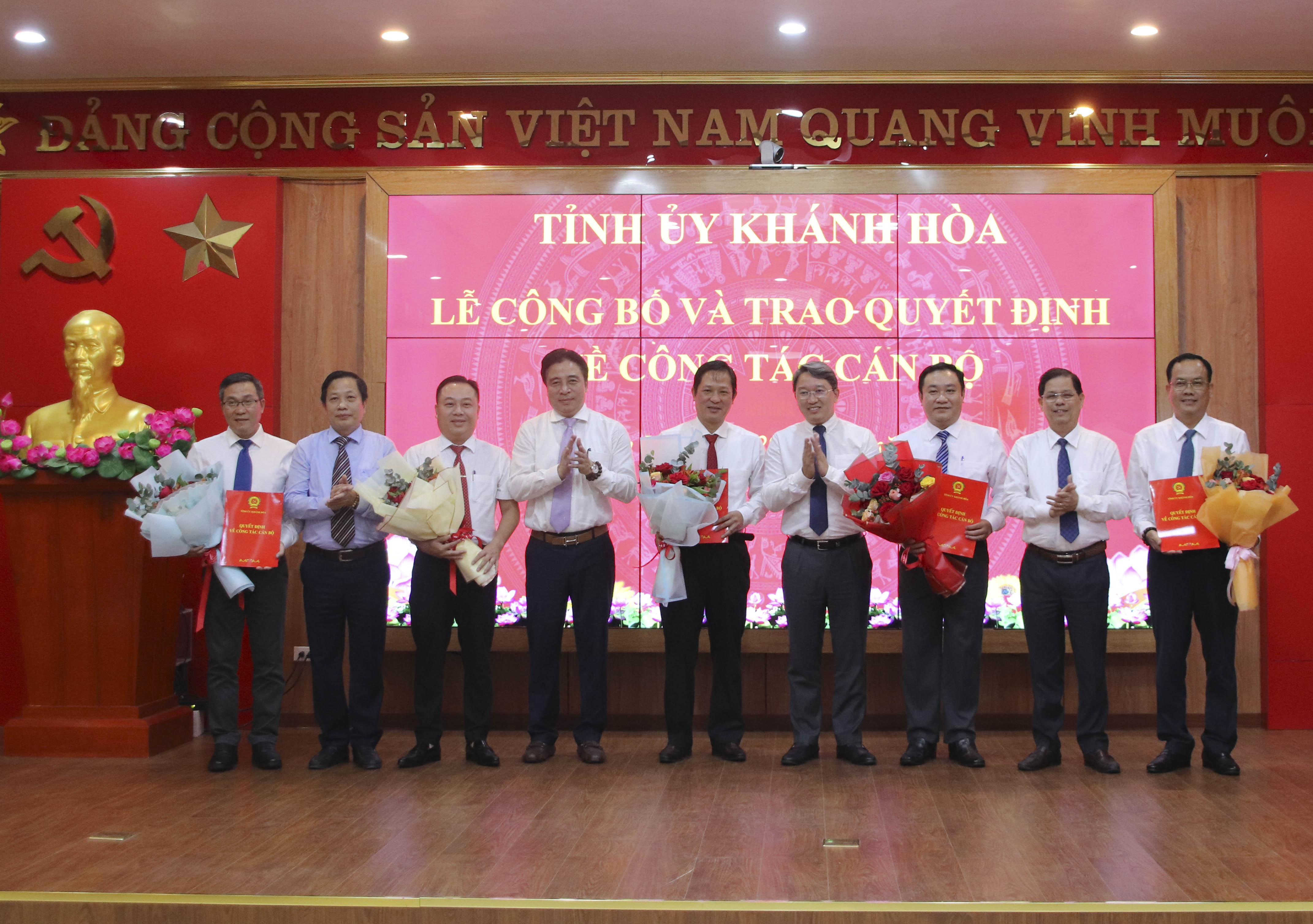 Công bố và trao các quyết định về công tác cán bộ