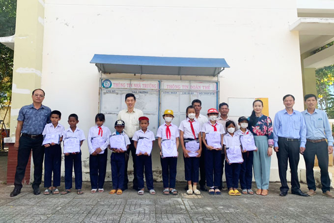 Tặng 460 bộ quần áo đồng phục cho học sinh Ba Cụm Nam