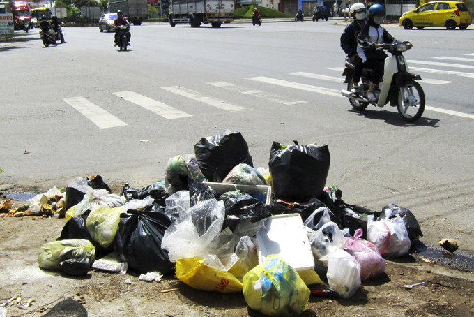 Ngày nào cũng vậy, tại đầu đường Tố Hữu tiếp giáp với đại lộ Hùng Vương, TP. Cam Ranh thường xuyên tồn tại một đống rác; do không có thùng rác nên người dân vứt rác chất đống trên vỉa hè, dưới lòng đường gây mất vệ sinh môi trường mỹ quan (ảnh). 