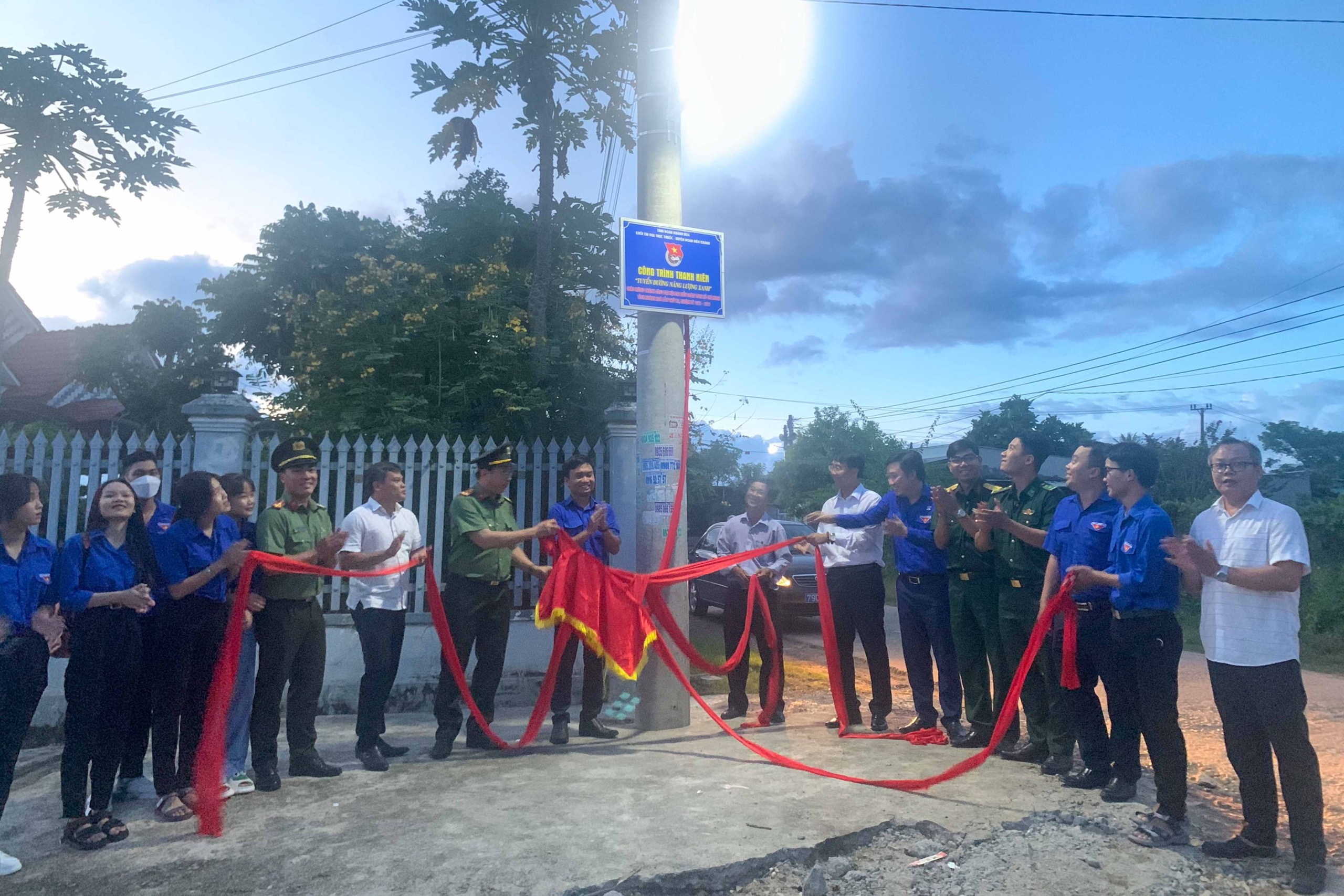 Khánh thành tuyến đường thắp sáng bằng năng lượng xanh tại xã Diên Xuân