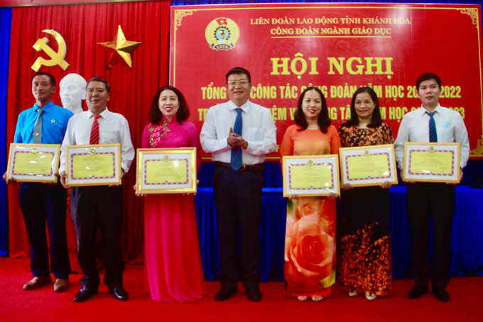 Ông Võ Hoàn Hải - Giám đốc Sở Giáo dục và Đào tạo Khánh Hòa trao bằng khen của Công đoàn Giáo dục Việt Nam cho các tập thể và cá nhân.
