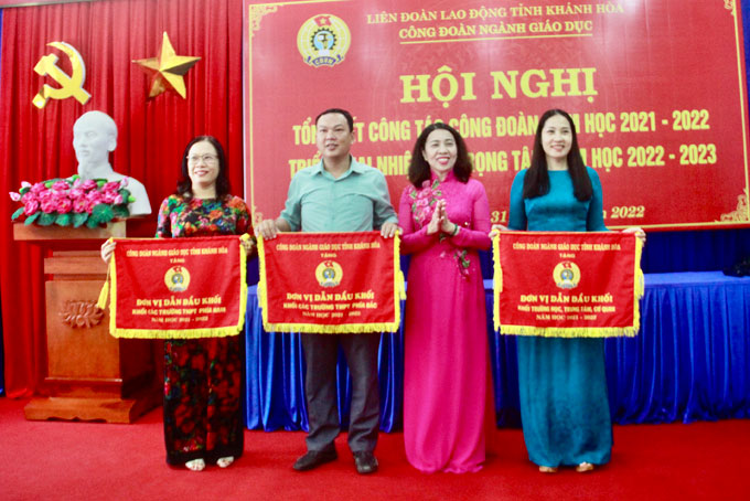Bà Trương Minh Hà, Chủ tịch Công đoàn ngành Giáo dục tỉnh Khánh Hòa tặng cờ thi đua dẫn đầu khối cho các đơn vị.