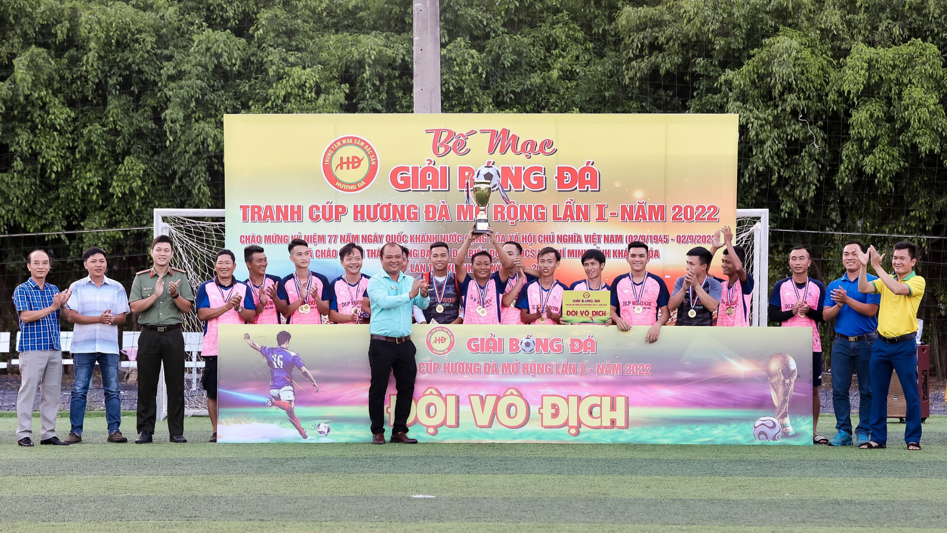 Ban tổ chức trao cúp cho đội vô địch