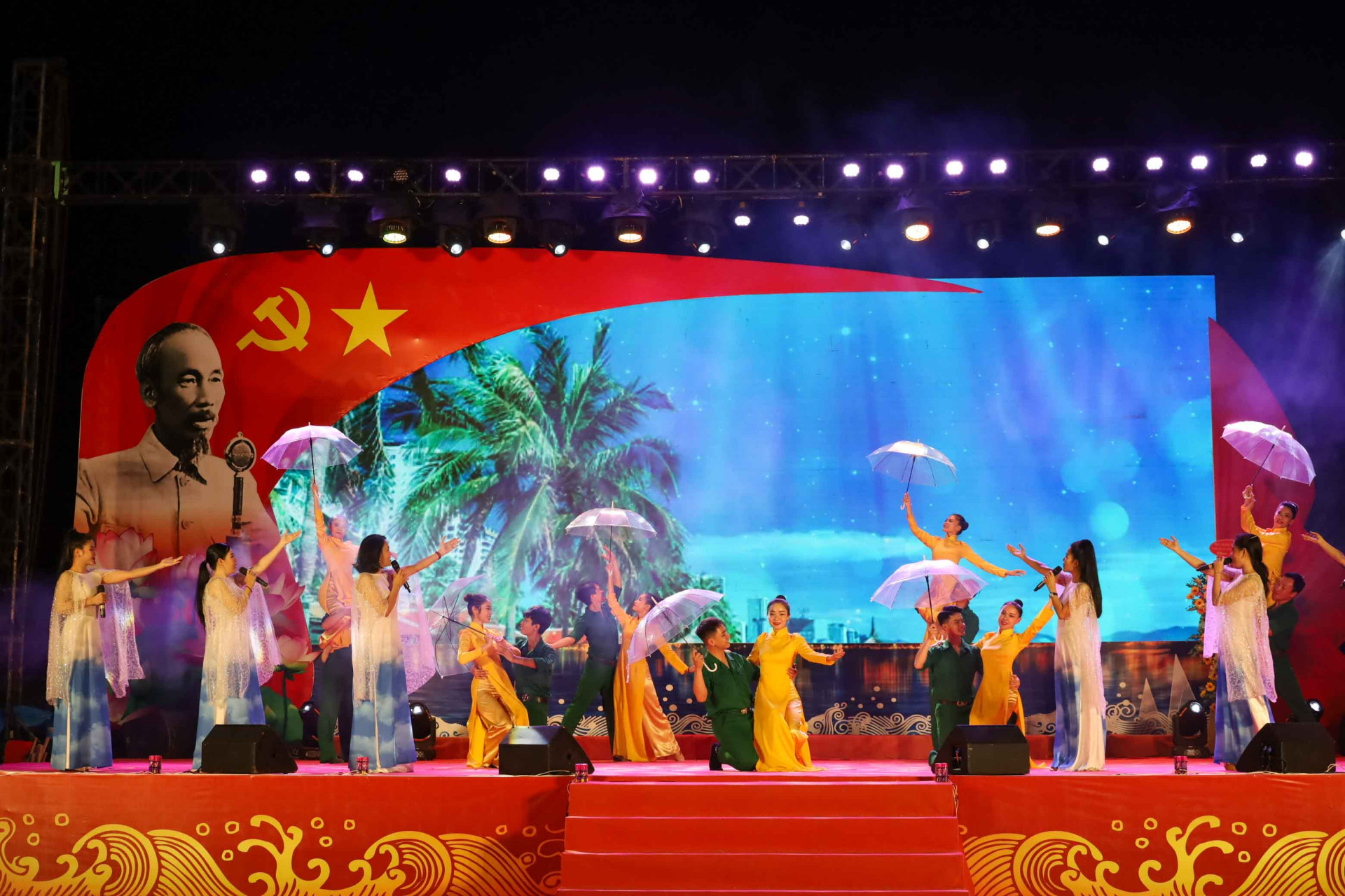 Hình ảnh về quê hương, con người Nha Trang – Khánh Hòa trong ca khúc Nha Trang mùa thu lại về được chọn để mở đầu chương trình nghệ thuật. 