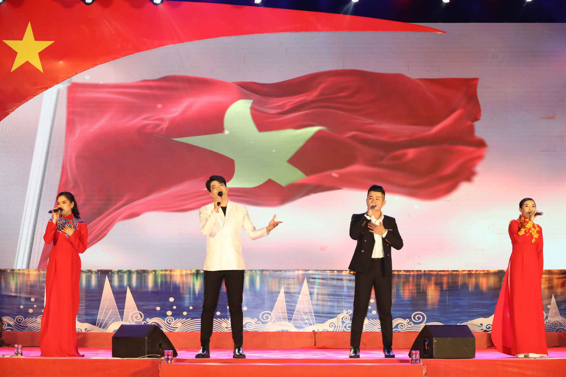 Tình yêu đất nước, niềm tự hào về màu cờ Tổ quốc của thể hệ trẻ hôm nay, được tác giả Tạ Quang Thắng thể hiện rất chân thành, khéo léo qua ca khúc Lá cờ. 